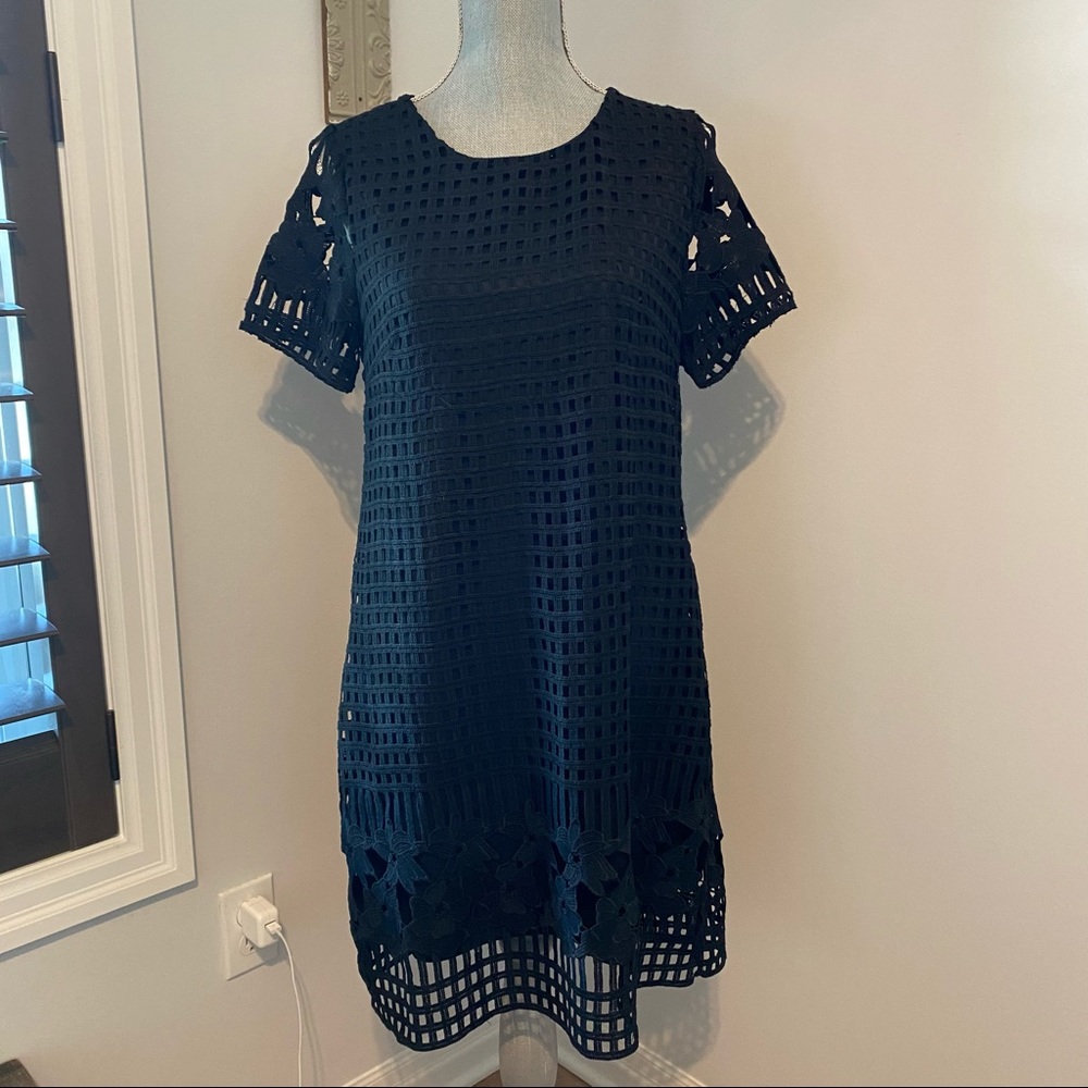 MOLLY BRACKEN Short Sleeve Lined Shift Midi Dress Intricate Woven Detail LBD
